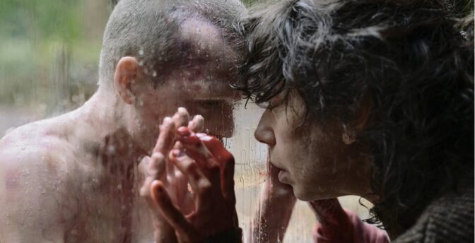 Sally Hawkins som Laura i Bring Her Back